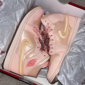 Air Jordan 1 Mid SE - Valentines Release